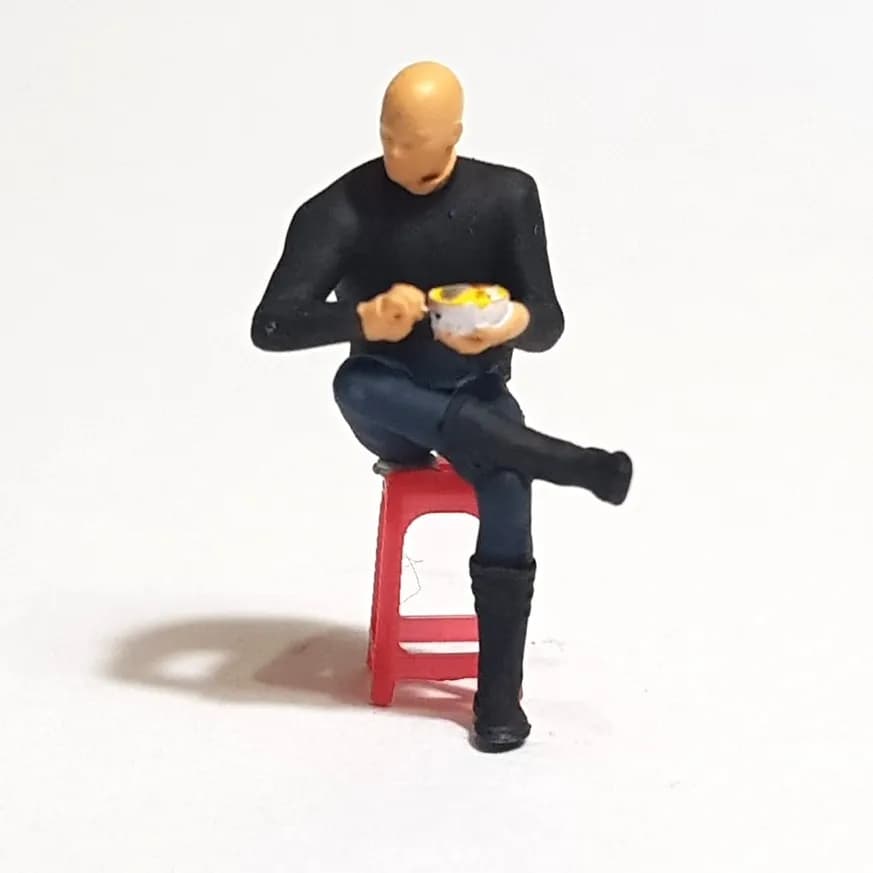 Figure Soni makan bakso skala 1/64 diorama miniature thumbnail 4