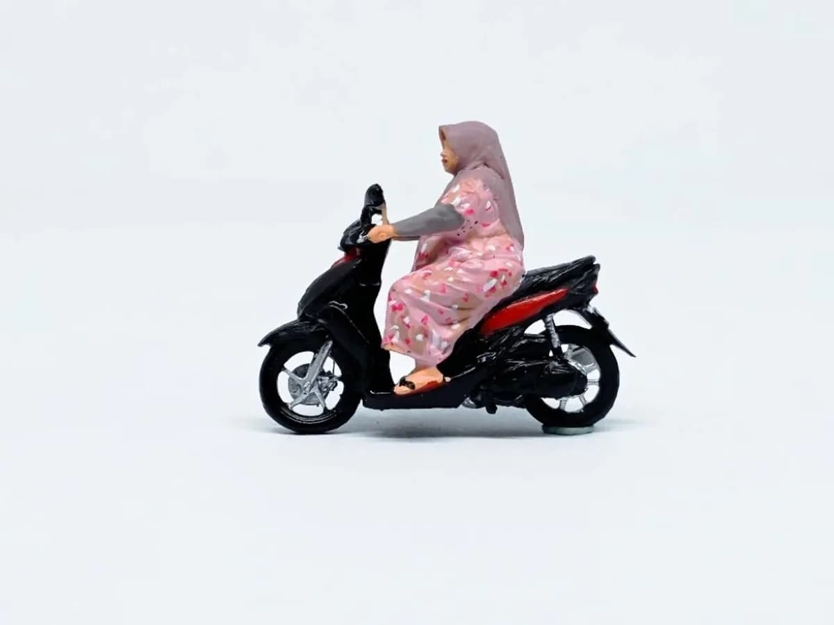 Miniature toy Figure emak emak mio skala 1-64 diorama diecast thumbnail 2