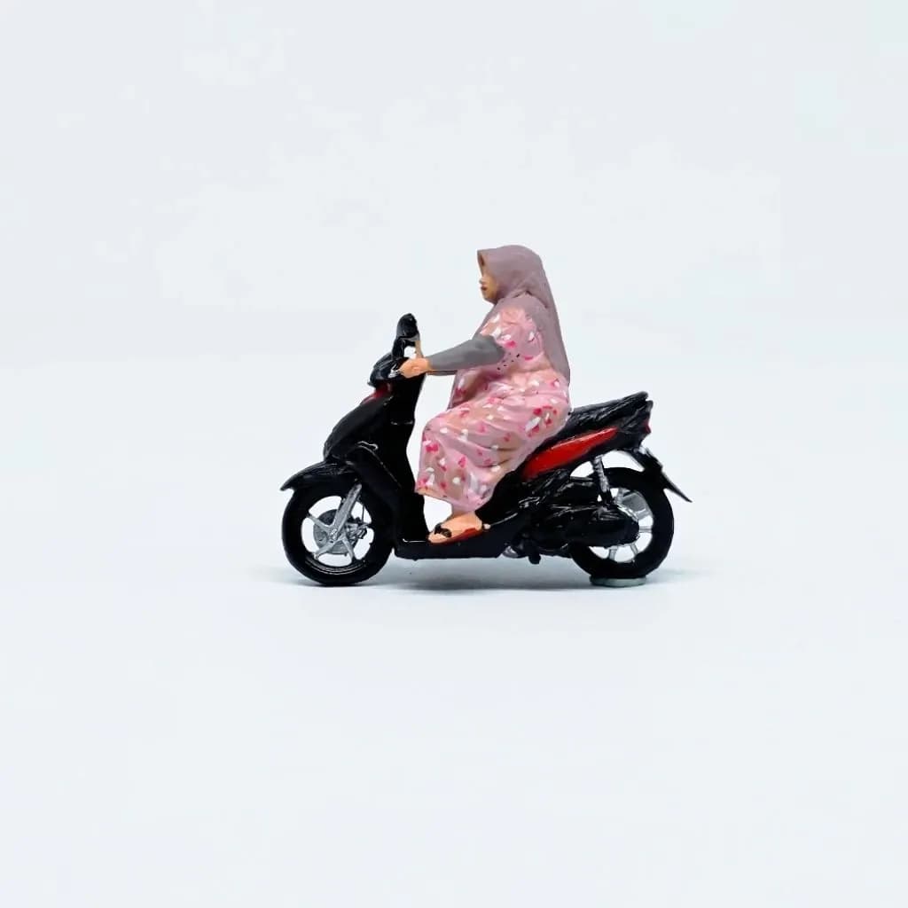 Miniature toy Figure emak emak mio skala 1-64 diorama diecast thumbnail 2