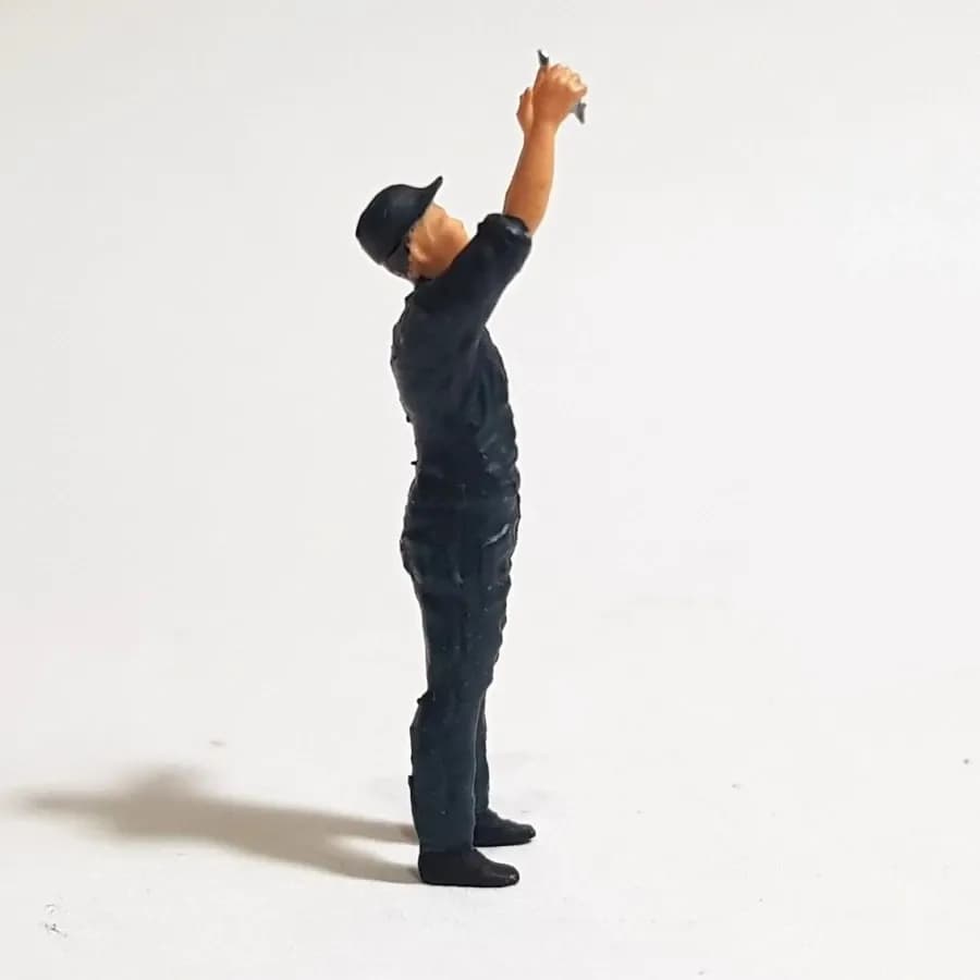Miniature toy Figure Aceng mekanik bengkel skala 1-64 diorama thumbnail 2