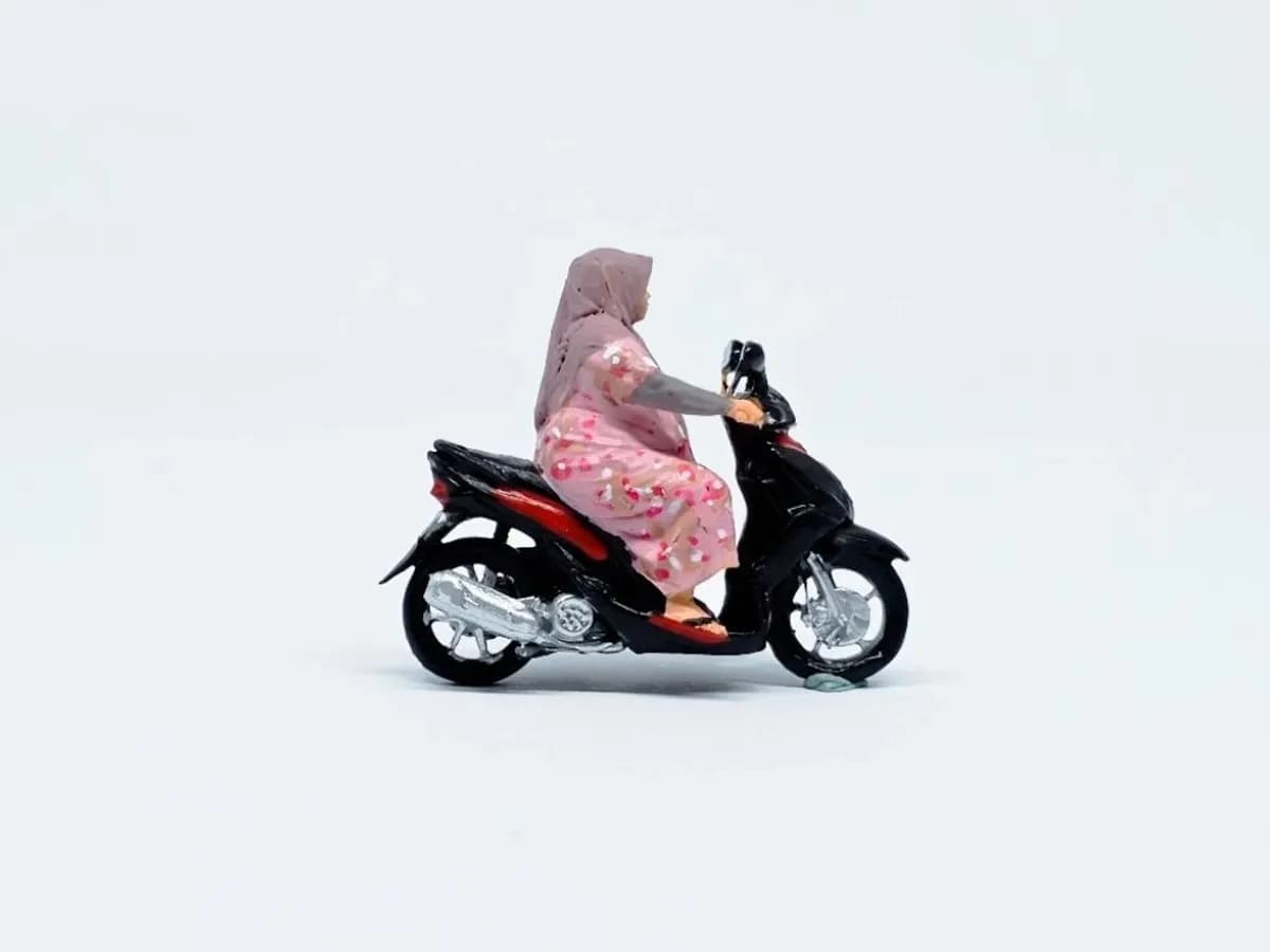 Miniature toy Figure emak emak mio skala 1-64 diorama diecast thumbnail 3