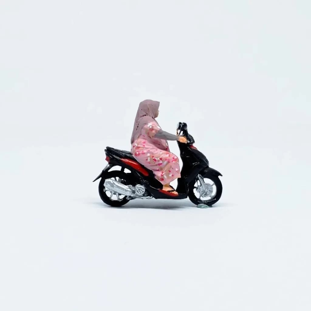 Miniature toy Figure emak emak mio skala 1-64 diorama diecast thumbnail 3