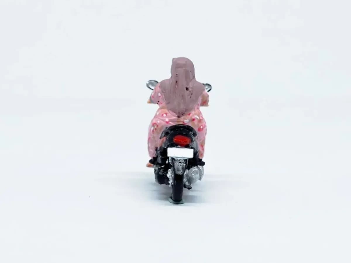 Miniature toy Figure emak emak mio skala 1-64 diorama diecast thumbnail 4