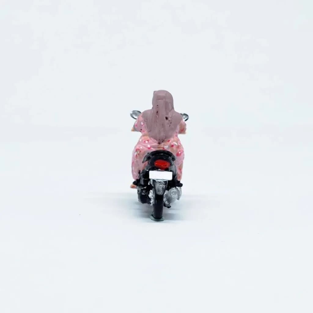Miniature toy Figure emak emak mio skala 1-64 diorama diecast thumbnail 4