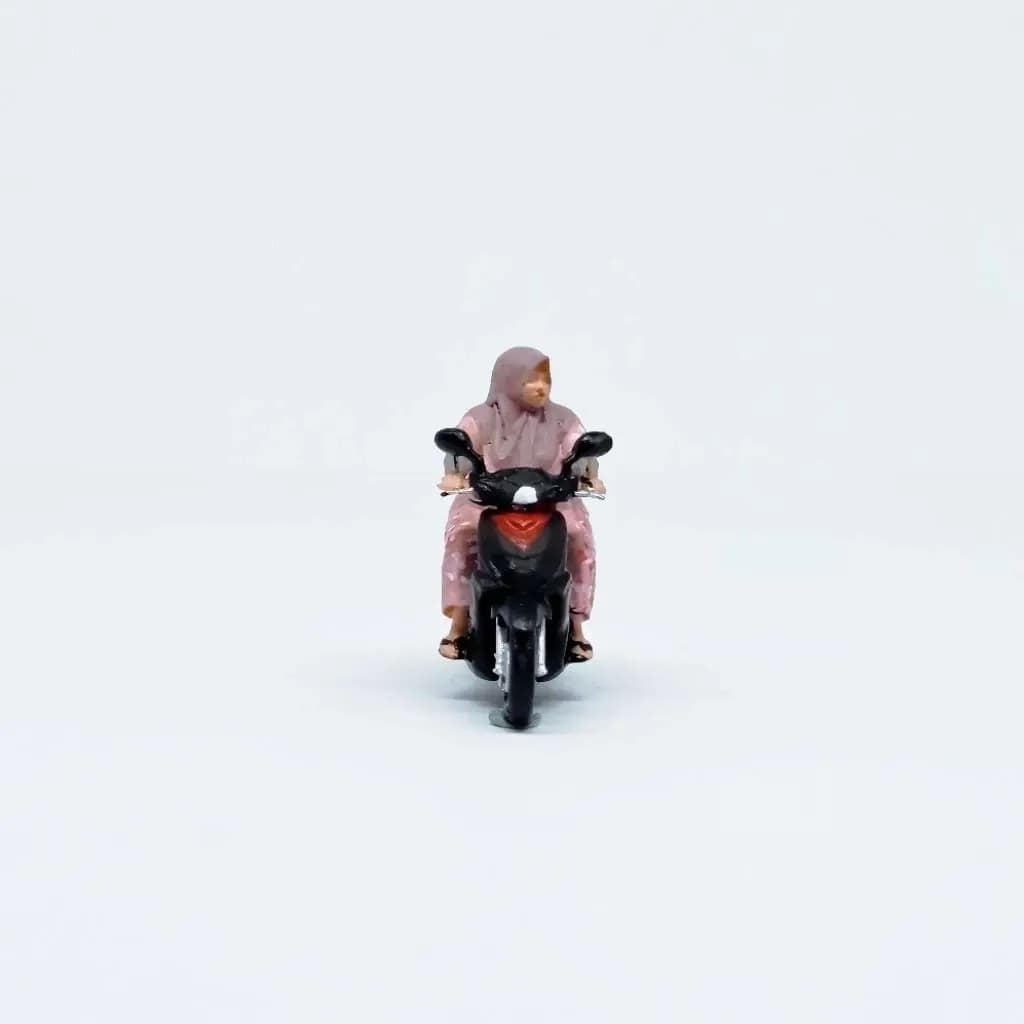 Miniature toy Figure emak emak mio skala 1-64 diorama diecast thumbnail 5