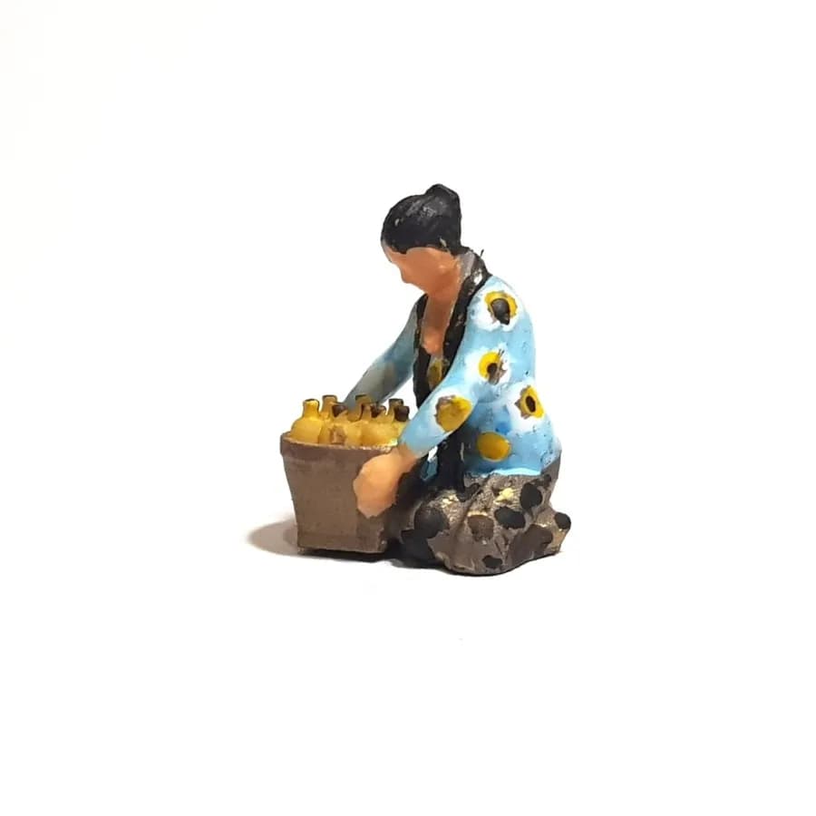 Miniature toy figure Mbok Jamu duduk skala 1/64 diorama diecast thumbnail 3