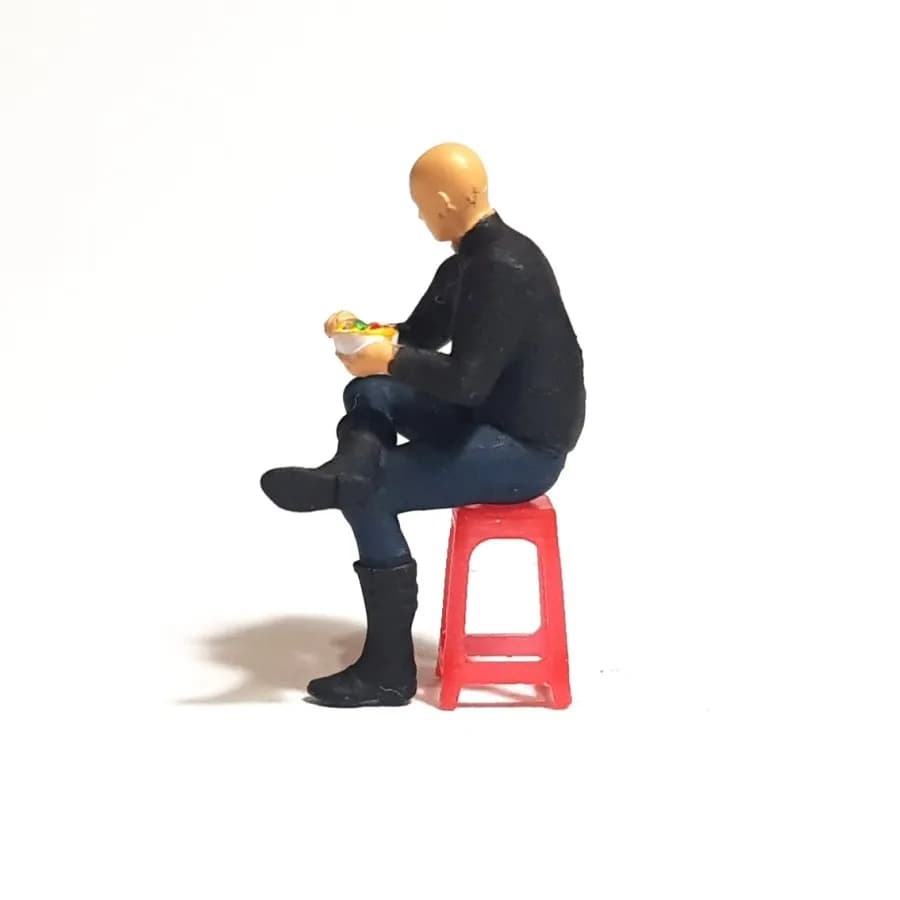 Figure Soni makan bakso skala 1/64 diorama miniature thumbnail 3