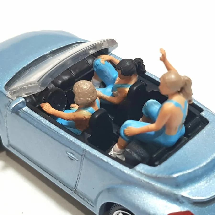 Figure Mindy, Lexi dan Jessica "girls day out" skala 1/64 miniature toy thumbnail 4