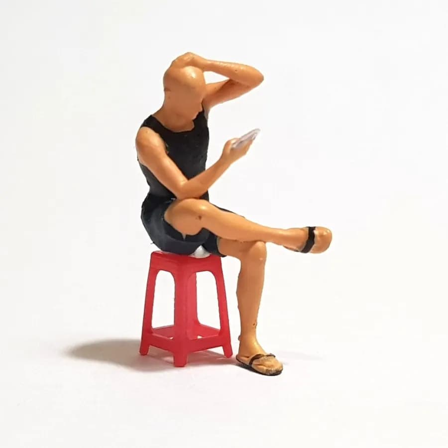 Figure Pon main kartu duduk skala 1/64 diorama miniature thumbnail 4