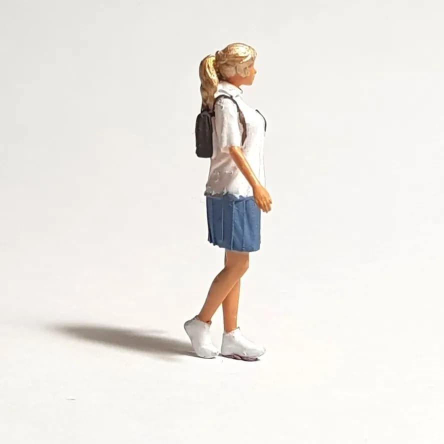 Figure Ratna SMA skala 1/64 diorama miniature thumbnail 3