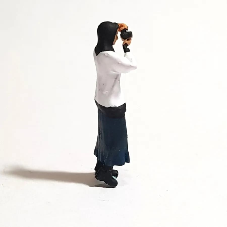 Miniaature toy Figure Zainab kamera berdiri skala 1/64 diorama diecast thumbnail 5