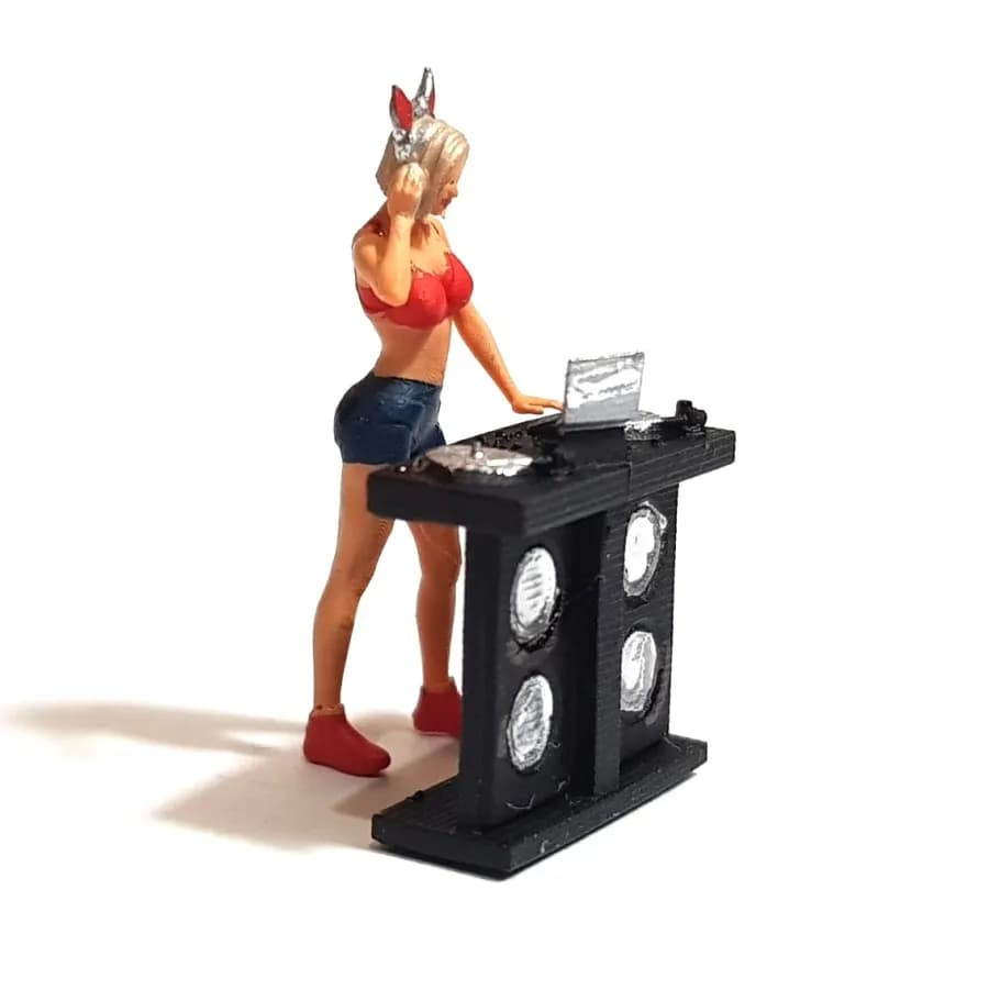  Miniature toy Figure DJ Candy dan meja DJ skala 1/64 diorama thumbnail 2