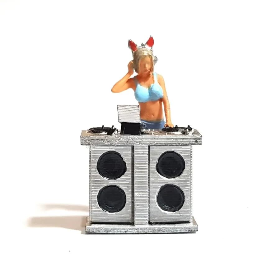  Miniature toy Figure DJ Candy dan meja DJ skala 1/64 diorama thumbnail 3