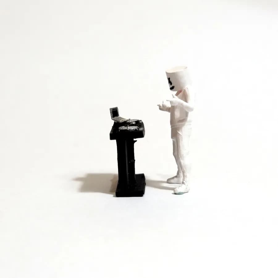Figure DJ Marshmello dan meja skala 1/64 diorama miniature thumbnail 2