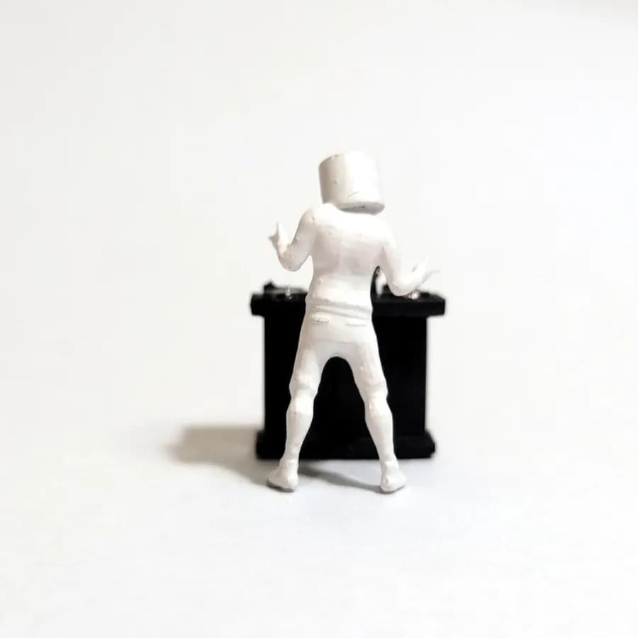 Figure DJ Marshmello dan meja skala 1/64 diorama miniature thumbnail 3