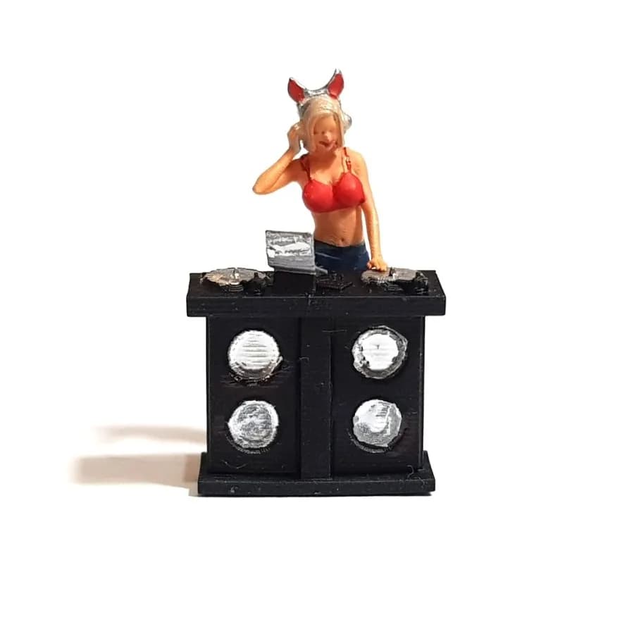  Miniature toy Figure DJ Candy dan meja DJ skala 1/64 diorama thumbnail 4