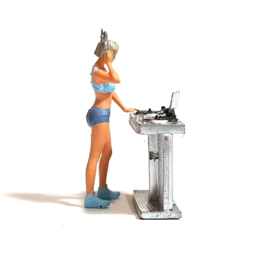  Miniature toy Figure DJ Candy dan meja DJ skala 1/64 diorama thumbnail 5