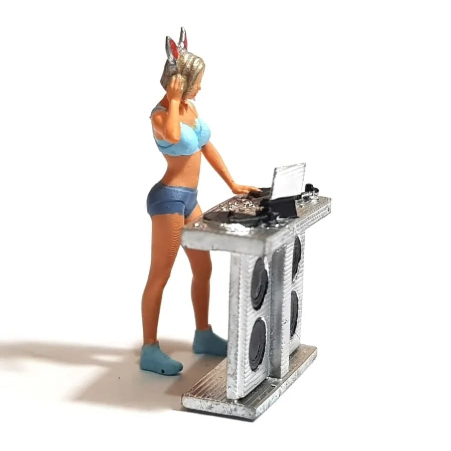  Miniature toy Figure DJ Candy dan meja DJ skala 1/64 diorama thumbnail 6