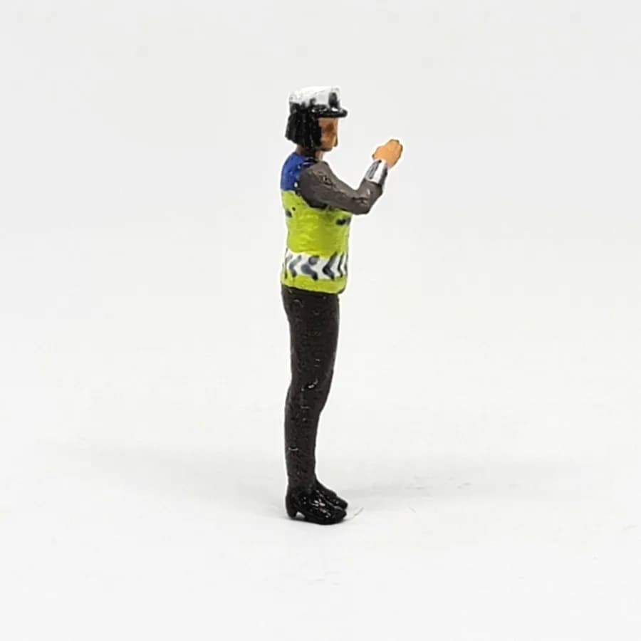 Miniature Toys Figure Asti Susanti Polwan Polisi Polantas skala 1/64 diorama thumbnail 2