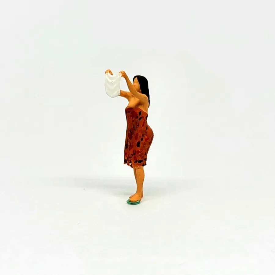 Miniature toy Figure Dasimah gadis desa jemur baju skala 1/64 diorama thumbnail 2