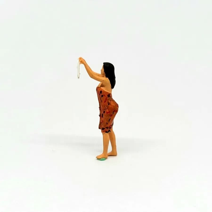 Miniature toy Figure Dasimah gadis desa jemur baju skala 1/64 diorama thumbnail 3
