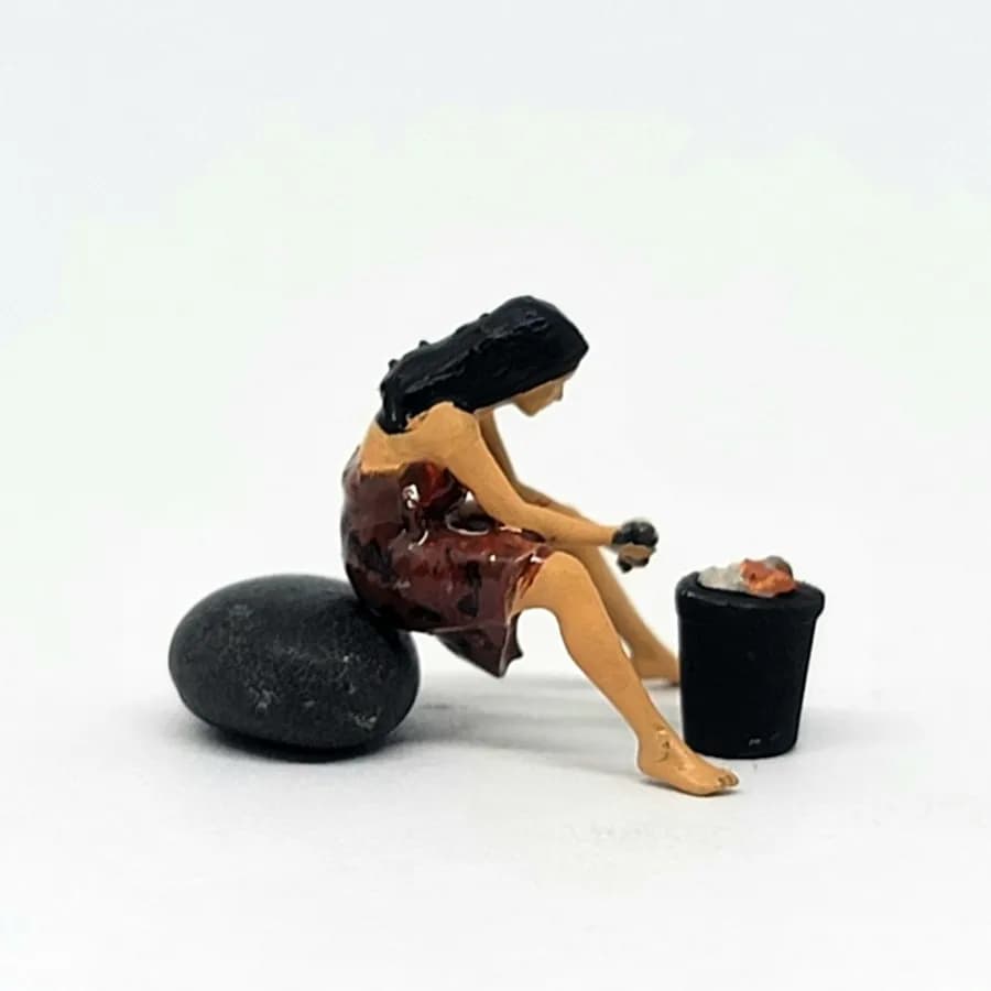 Miniature toy Figure Dasimah gadis desa cuci baju duduk skala 1/64 diorama diecast thumbnail 4