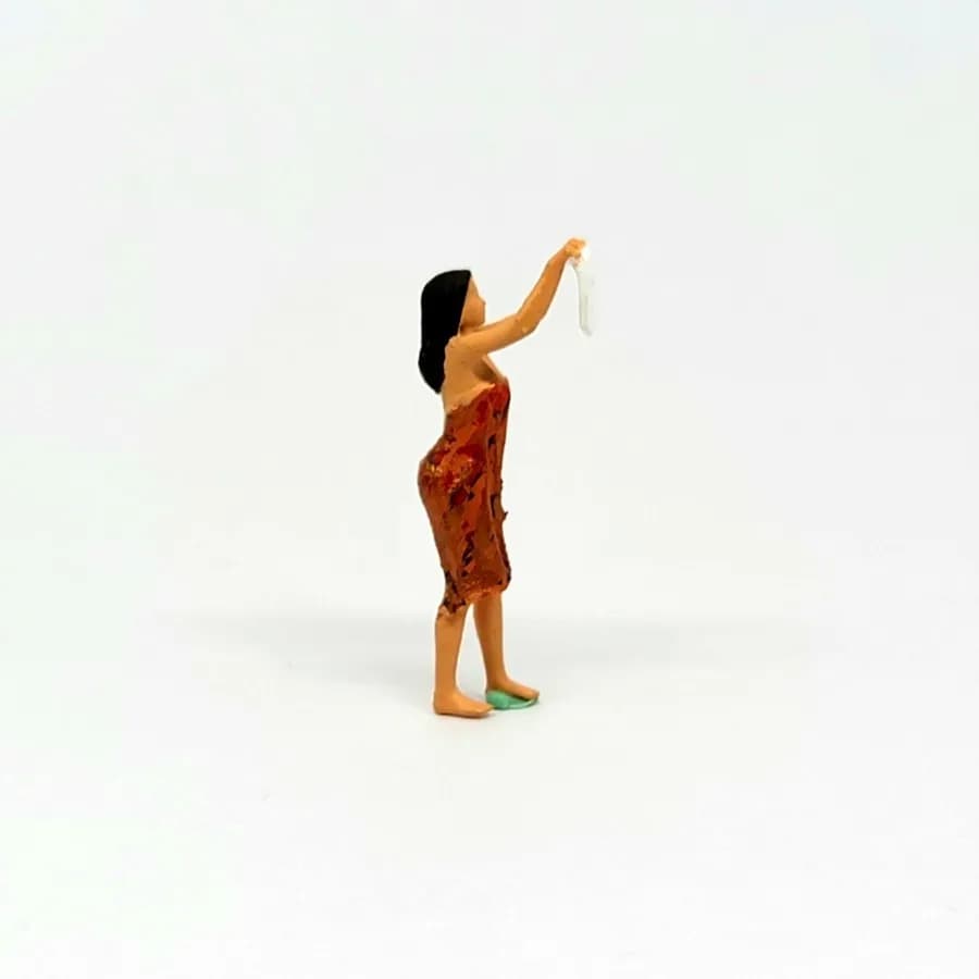 Miniature toy Figure Dasimah gadis desa jemur baju skala 1/64 diorama thumbnail 4