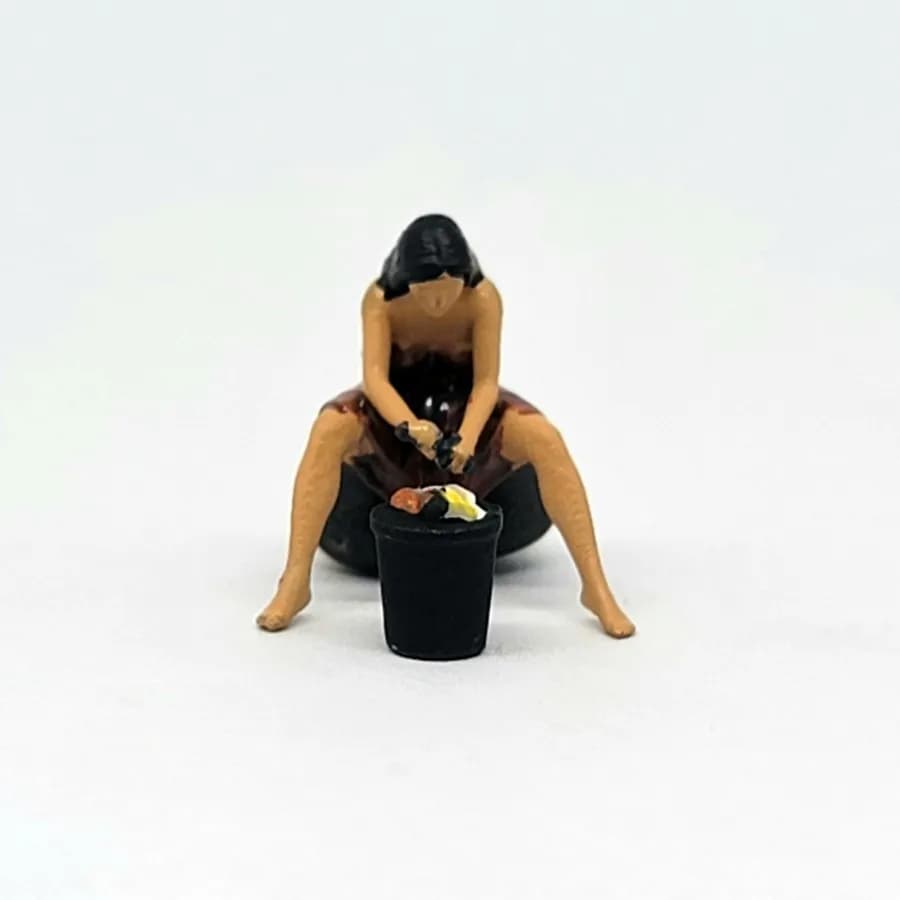 Miniature toy Figure Dasimah gadis desa cuci baju duduk skala 1/64 diorama diecast thumbnail 3