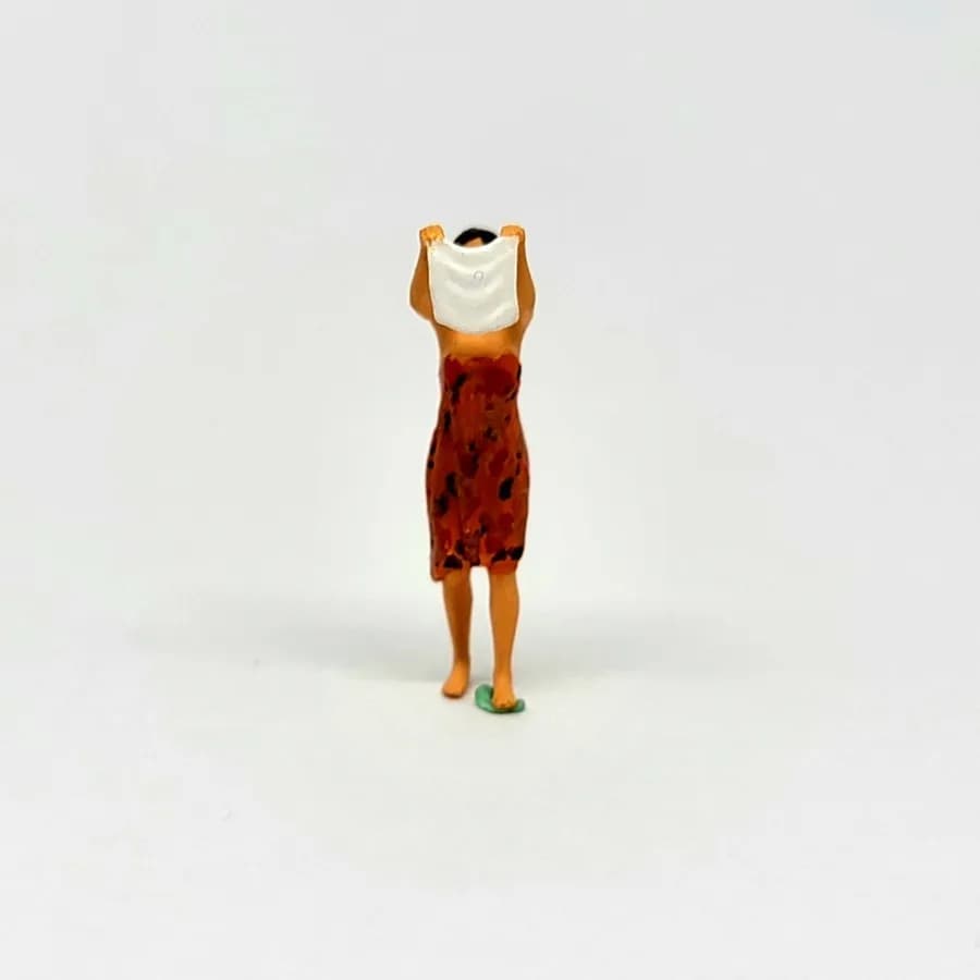 Miniature toy Figure Dasimah gadis desa jemur baju skala 1/64 diorama thumbnail 5