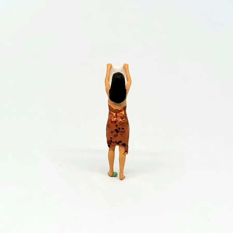 Miniature toy Figure Dasimah gadis desa jemur baju skala 1/64 diorama thumbnail 6