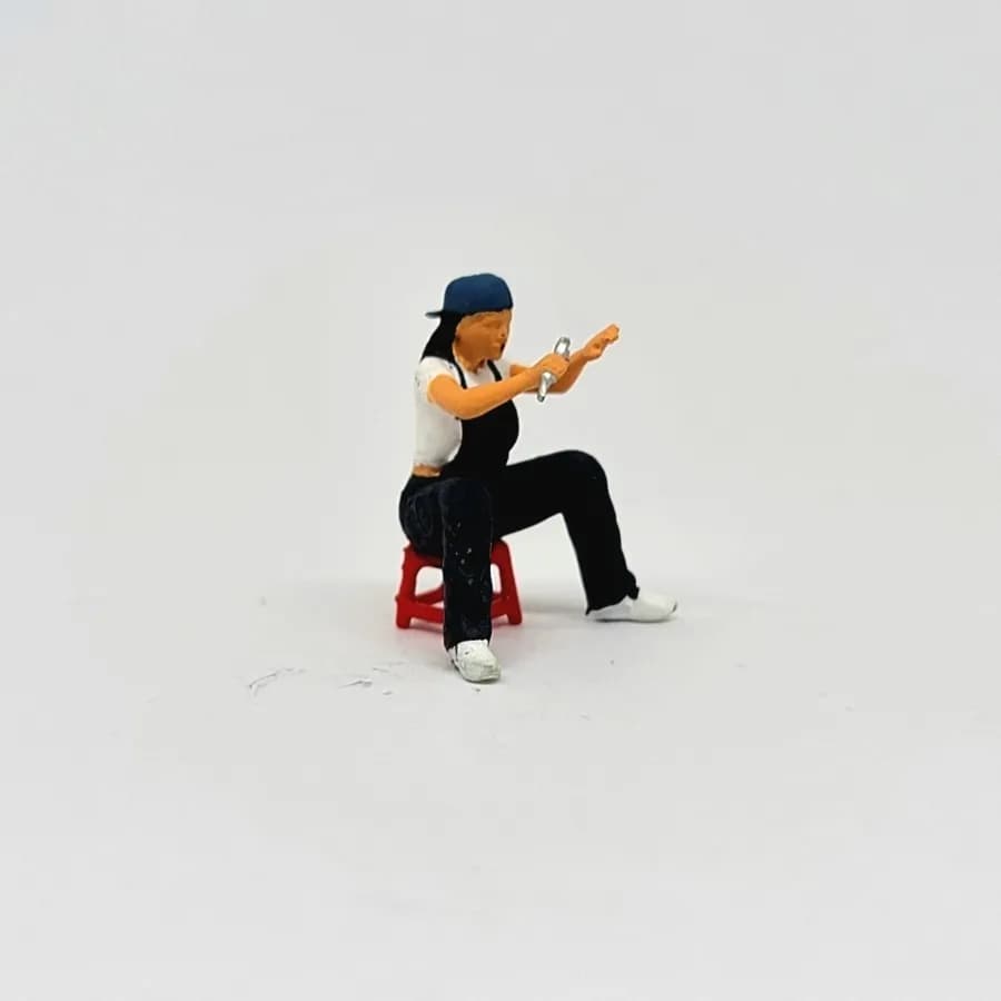 Miniature toy Figure Linda lady mechanic skala 1/64 diorama diecast thumbnail 2