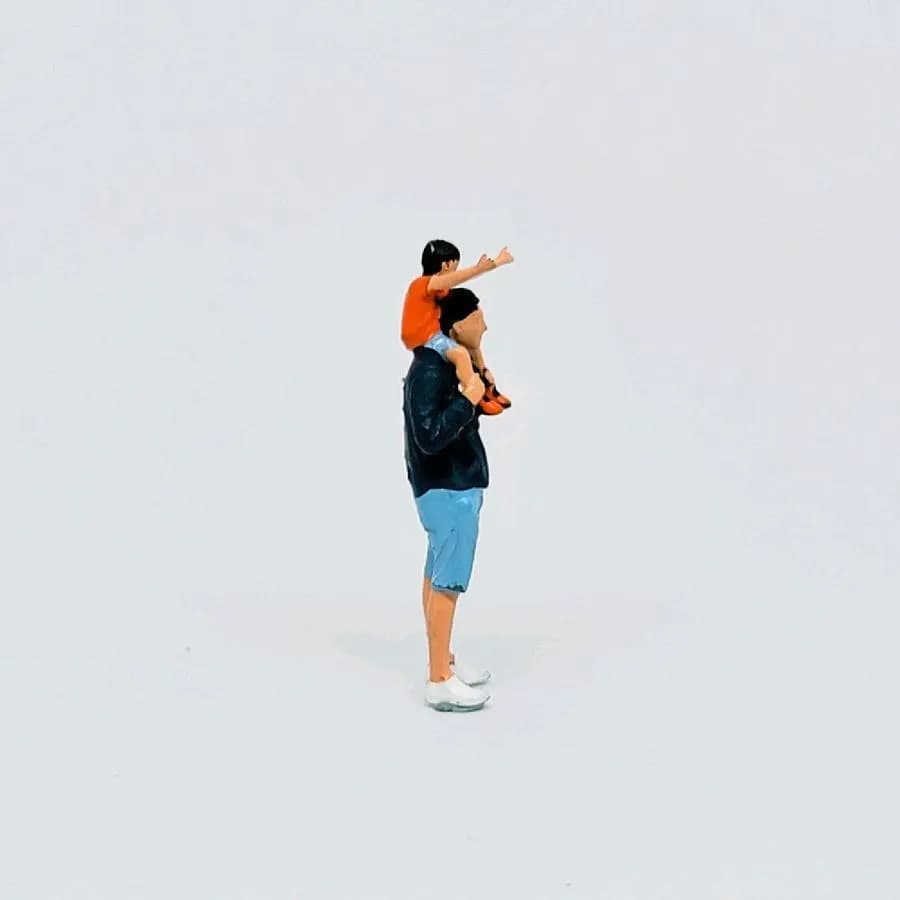 Miniature toy Figure Ayah gendong anak laki skala 1-64 diorama diecast thumbnail 5