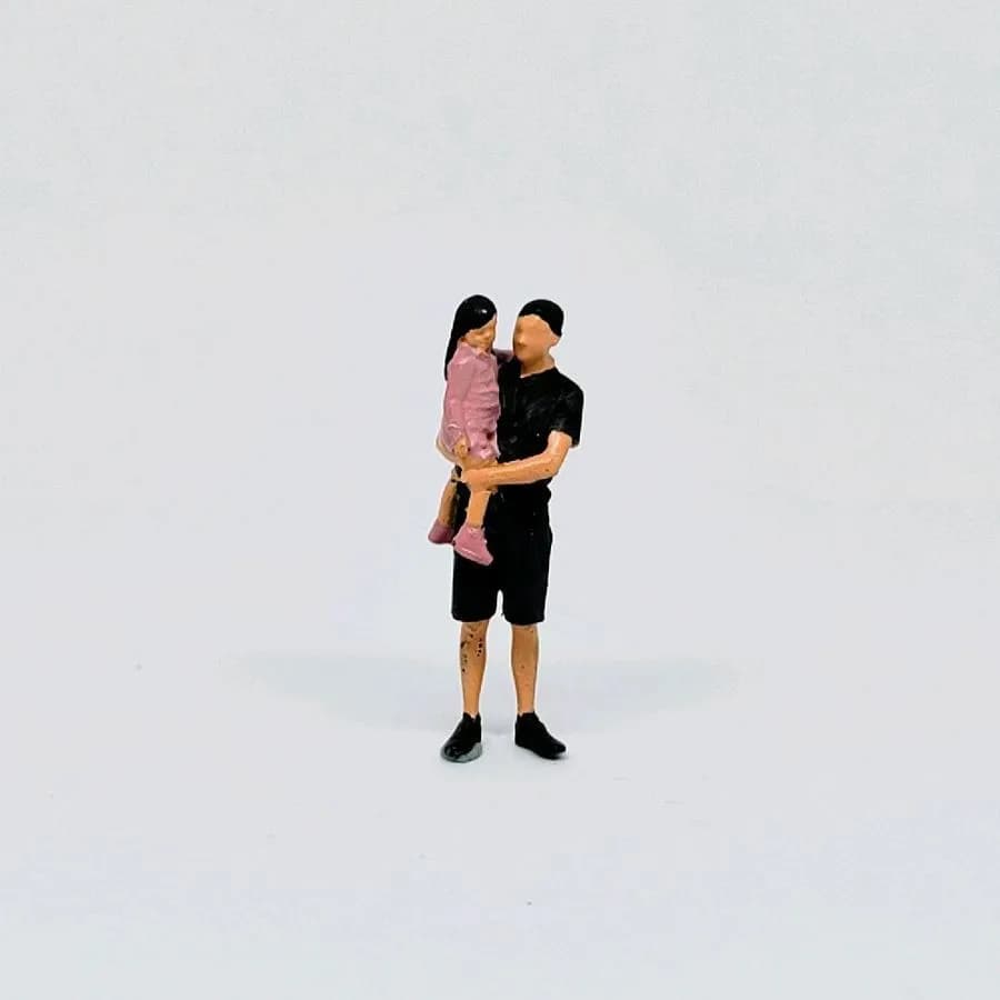 Miniature toy Figure Ayah gendong anak perempuan skala 1-64 diorama diecast thumbnail 6