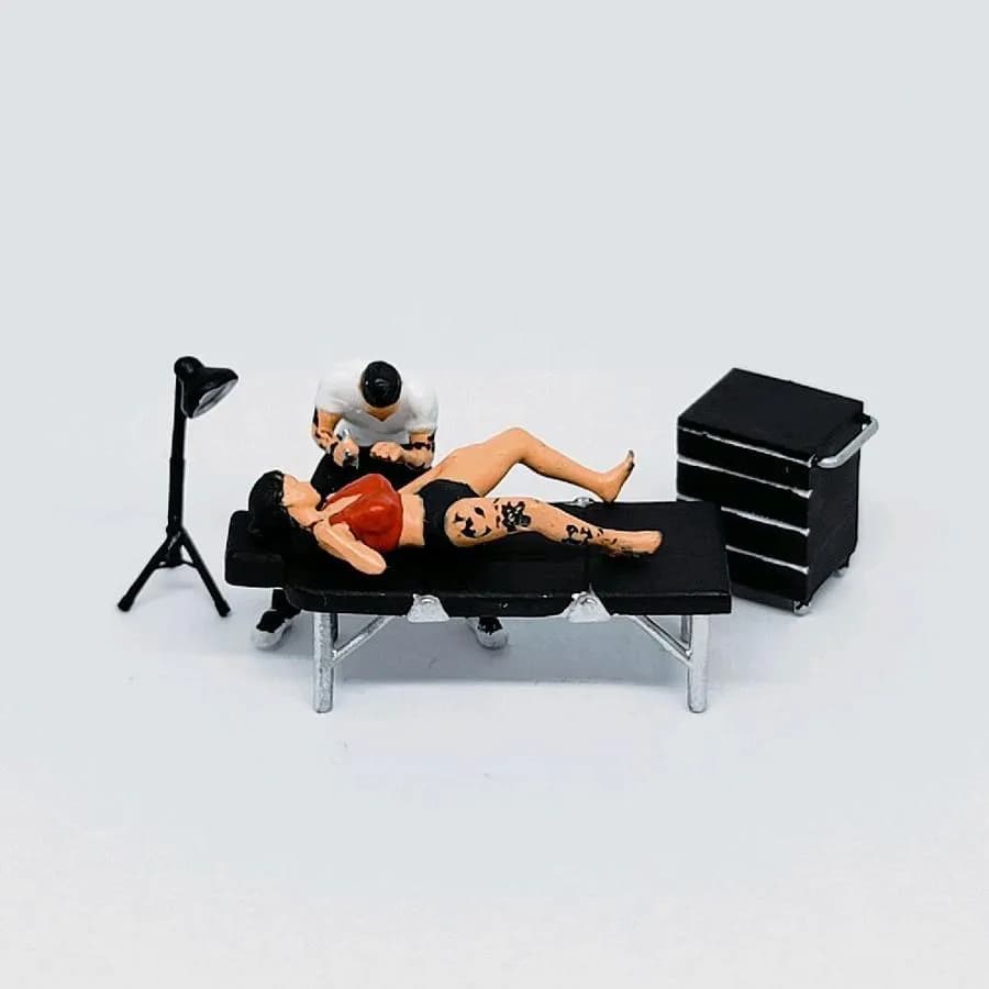 Miniature toy figure tattoo tato artist berbagai pose skala 164 diorama thumbnail 2