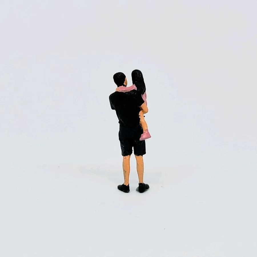 Miniature toy Figure Ayah gendong anak perempuan skala 1-64 diorama diecast thumbnail 5