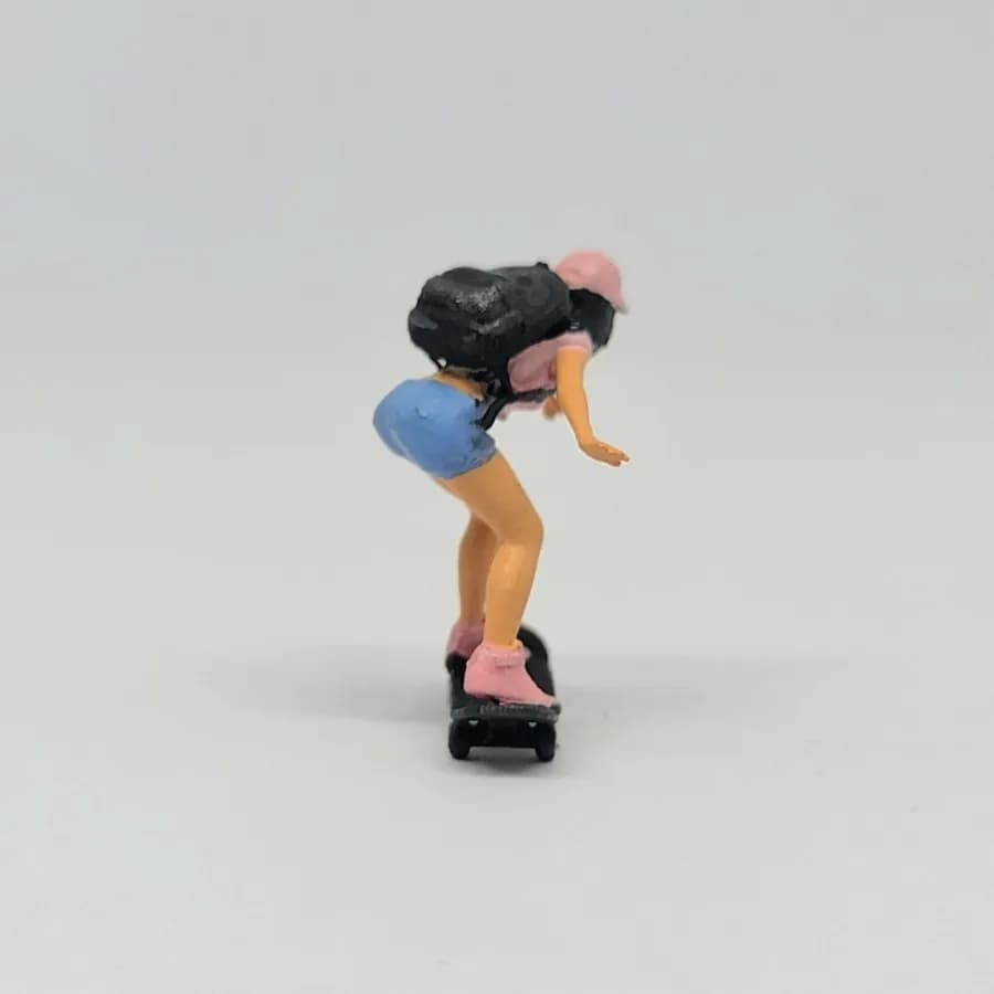 Miniature toy Figure Anika skateboard girl skala 1-64 diorama thumbnail 6