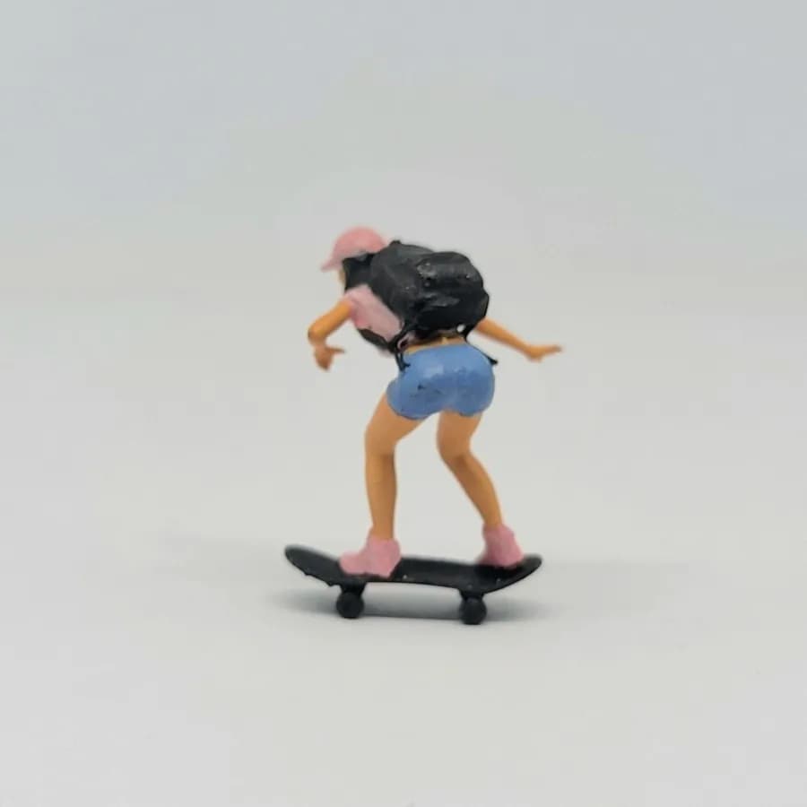 Miniature toy Figure Anika skateboard girl skala 1-64 diorama thumbnail 5