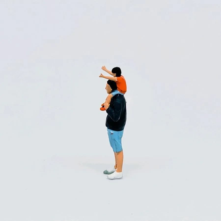 Miniature toy Figure Ayah gendong anak laki skala 1-64 diorama diecast thumbnail 3