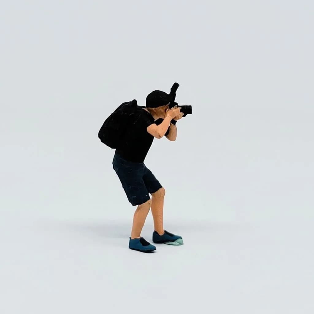 Miniature toy Figure Theo camera standing skala 1-64 diorama diecast thumbnail 3