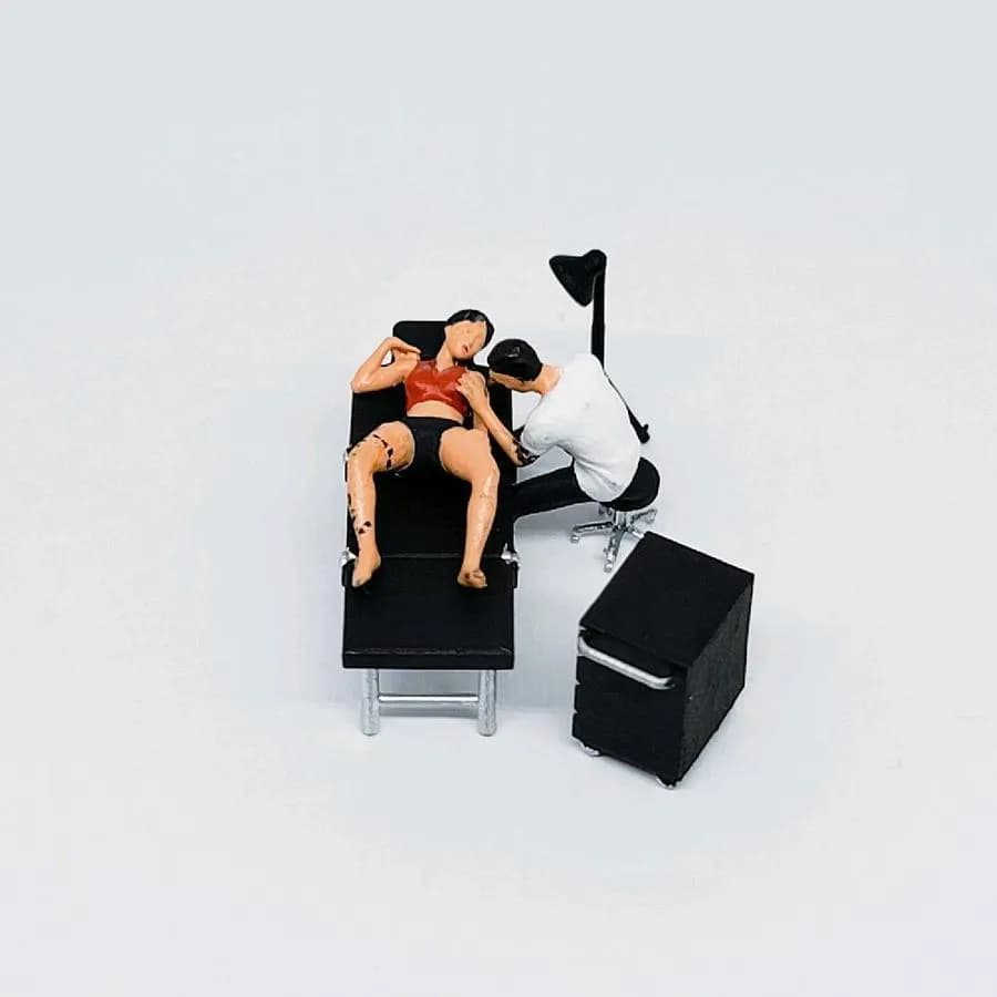 Miniature toy figure tattoo tato artist berbagai pose skala 164 diorama thumbnail 3