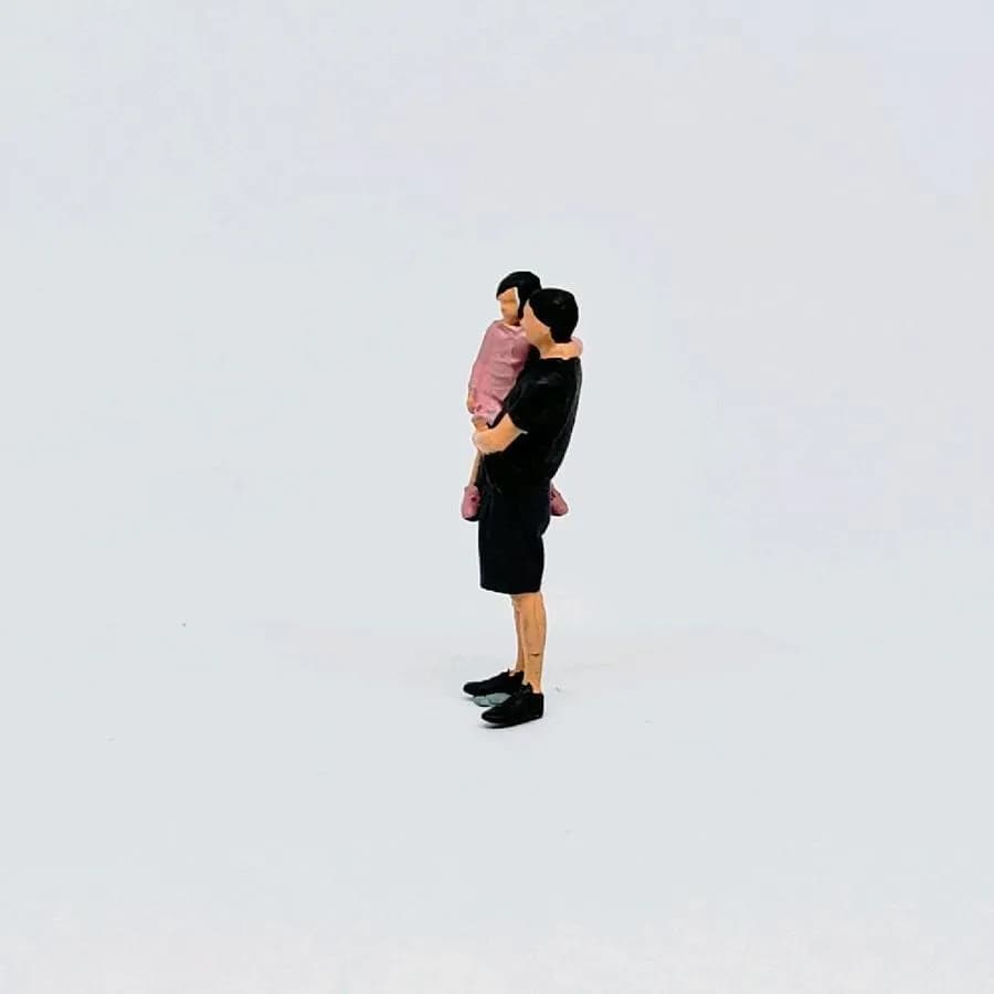 Miniature toy Figure Ayah gendong anak perempuan skala 1-64 diorama diecast thumbnail 4