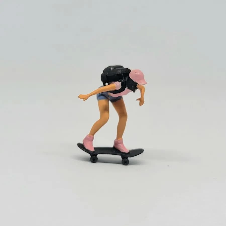 Miniature toy Figure Anika skateboard girl skala 1-64 diorama thumbnail 4