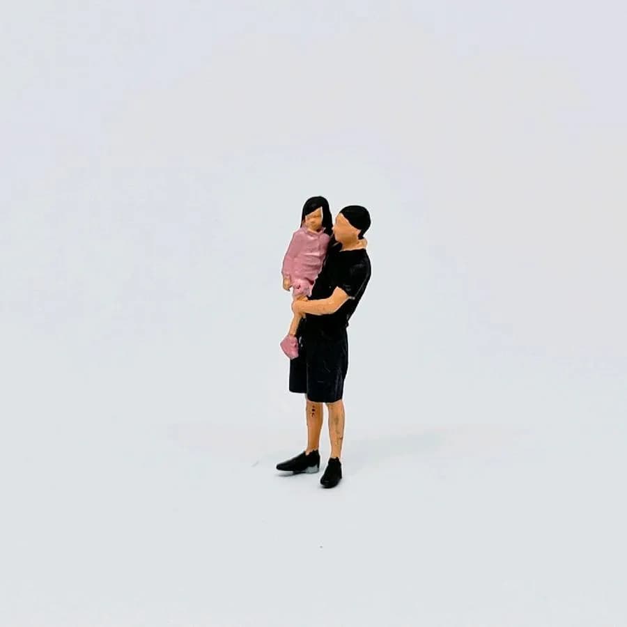 Miniature toy Figure Ayah gendong anak perempuan skala 1-64 diorama diecast thumbnail 2
