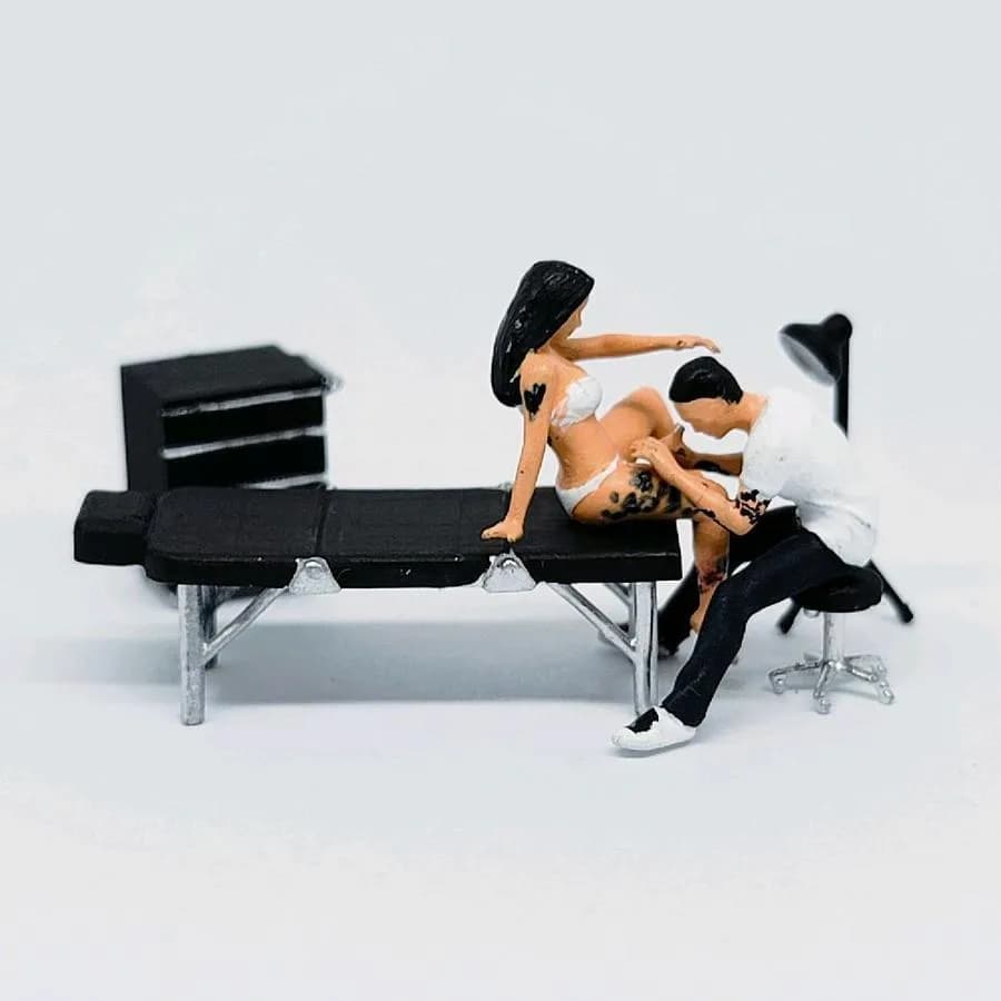 Miniature toy figure tattoo tato artist berbagai pose skala 164 diorama thumbnail 5