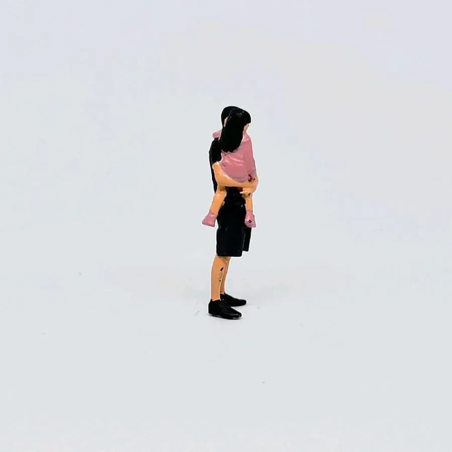 Miniature toy Figure Ayah gendong anak perempuan skala 1-64 diorama diecast thumbnail 3