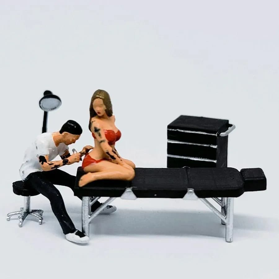 Miniature toy figure tattoo tato artist berbagai pose skala 164 diorama thumbnail 6
