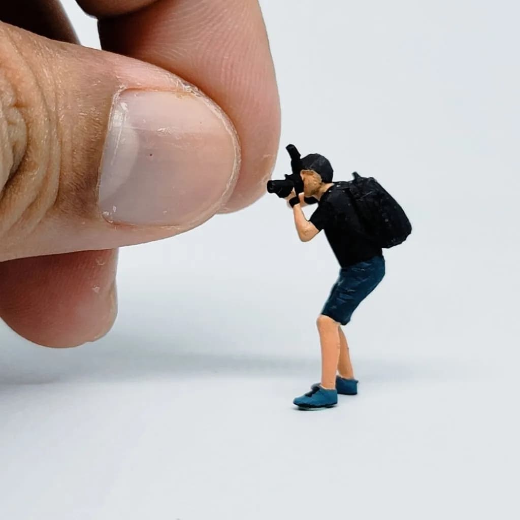 Miniature toy Figure Theo camera standing skala 1-64 diorama diecast thumbnail 2