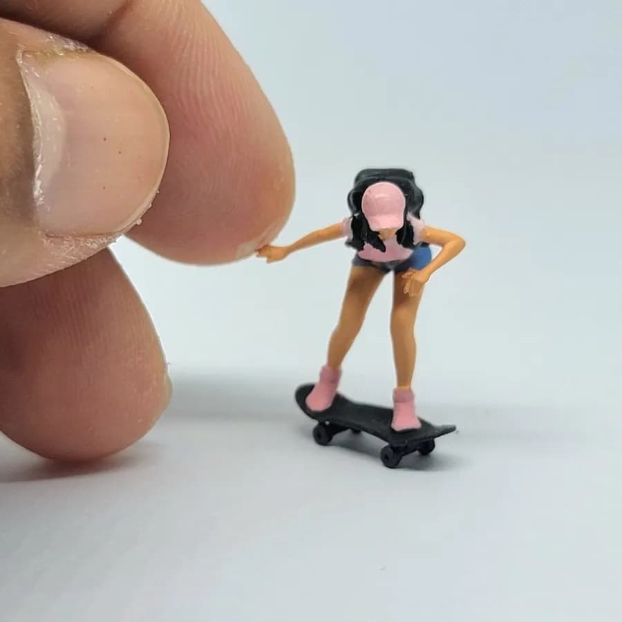 Miniature toy Figure Anika skateboard girl skala 1-64 diorama thumbnail 2