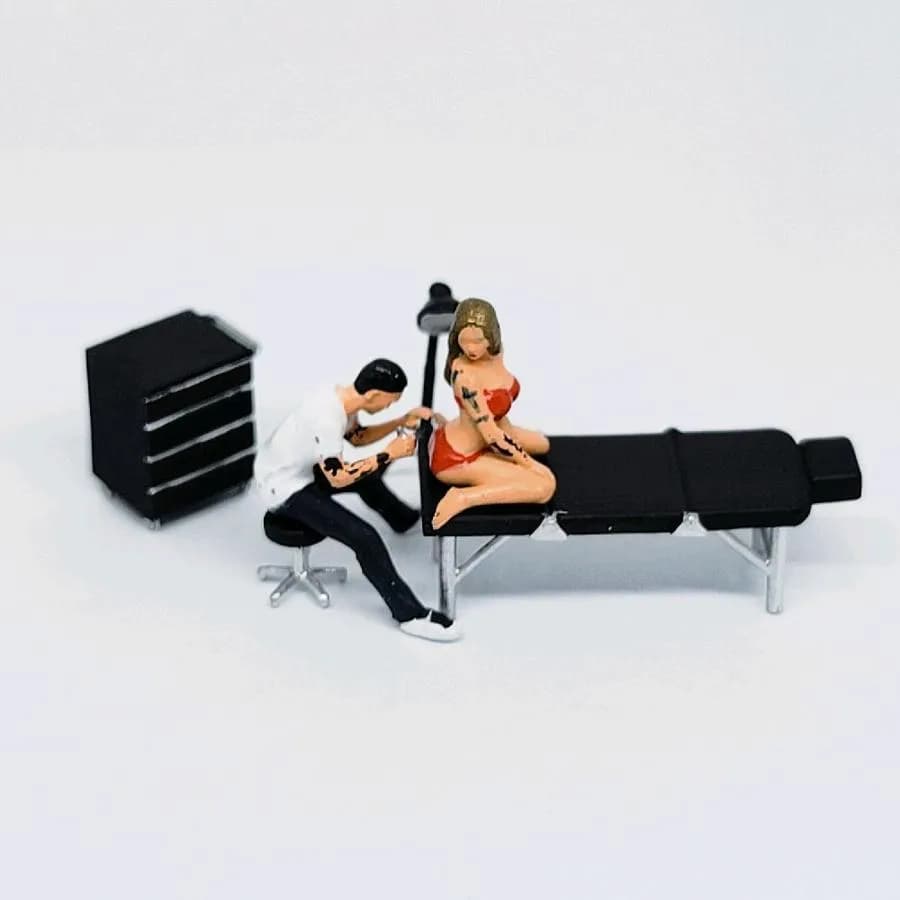 Miniature toy figure tattoo tato artist berbagai pose skala 164 diorama thumbnail 8