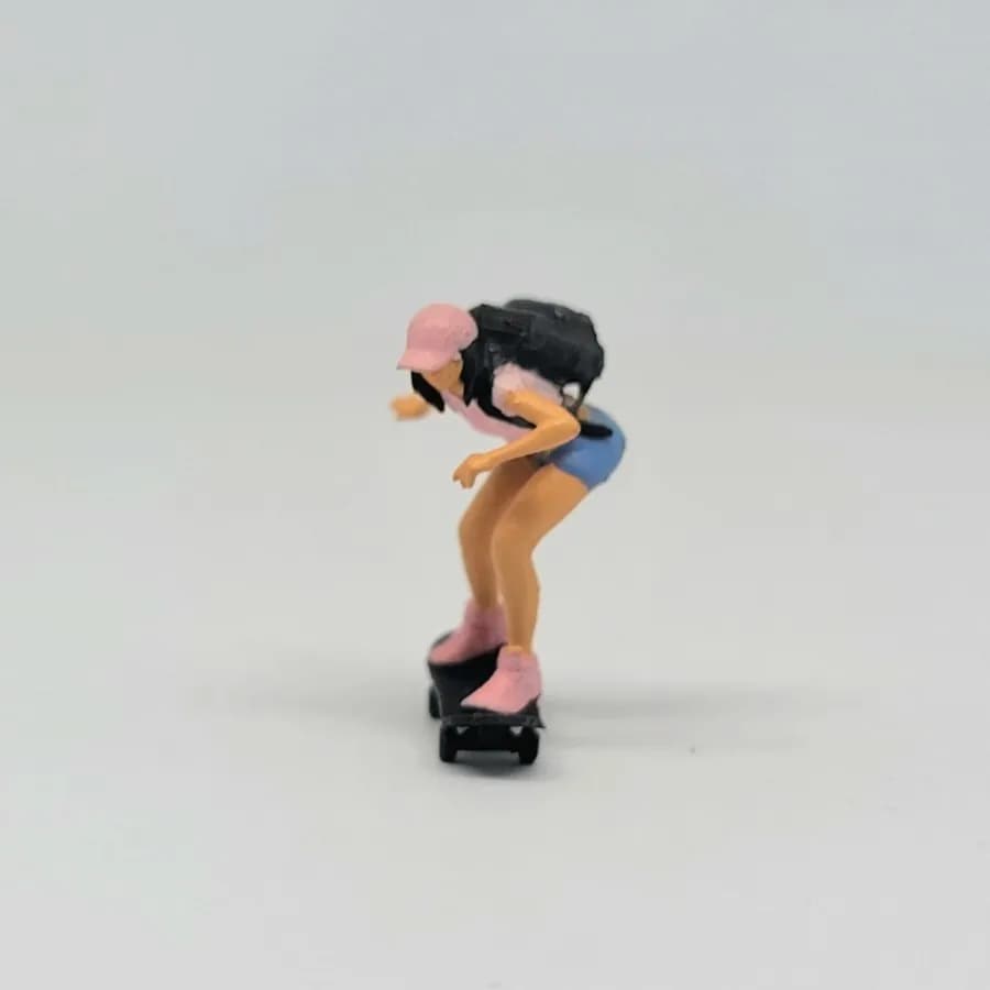 Miniature toy Figure Anika skateboard girl skala 1-64 diorama thumbnail 3